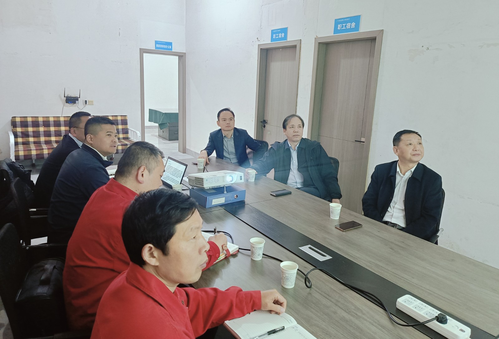 集團(tuán)公司黨委書記、董事長(zhǎng)朱華平一行深入公司蔡家梁項(xiàng)目調(diào)研...